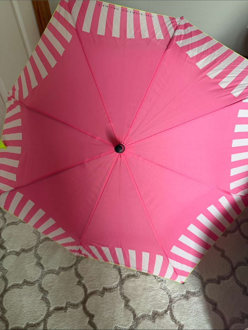 VICTORIA’S SECRET UMBRELLA FULL LENGTH WITH LOGO PINK WITH GREEN TRIM
